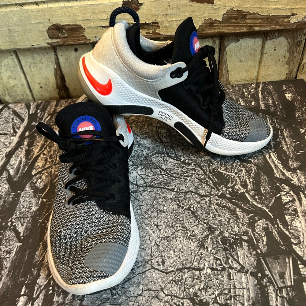 Nike Joyride Run Flyknit unisex 
8 mens /10 womans /EUR 41